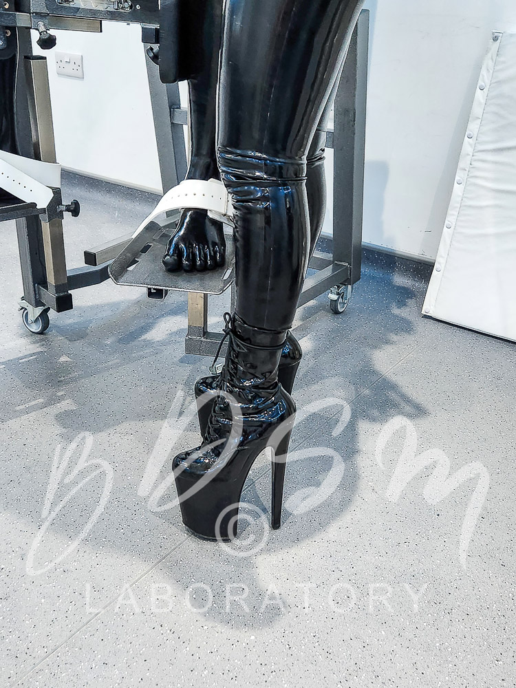 Mistress Siberia in sexy high black rubber boots