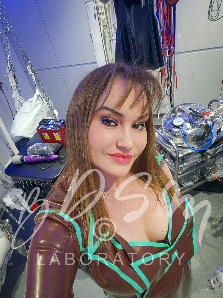 Mistress Miranda at the BDSM Laboratory
